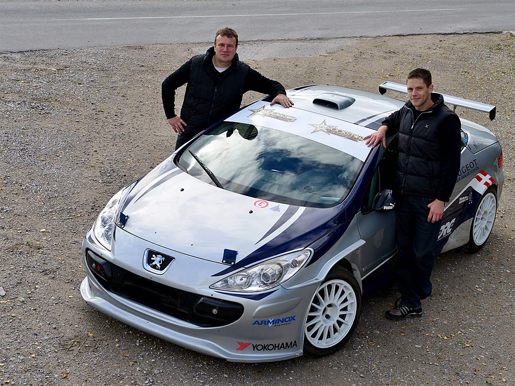 Peter Egholm og Rasmus Sørensen med den Peugeot 307 CC, som de skal køre i årets næstsidste DM-rally i Roskilde den 5.-6. oktober
